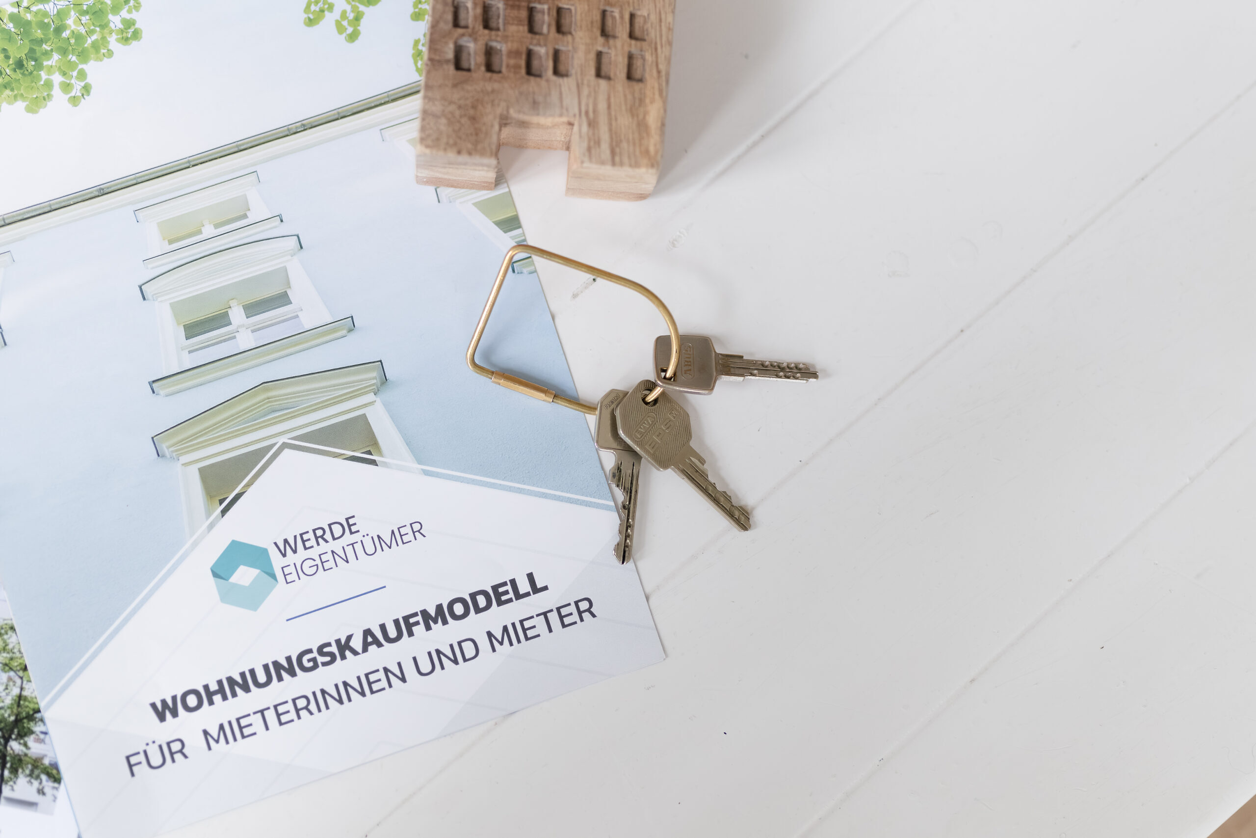 Angebot zum Kauf der eigenen Mietwohnung. Schlüsselbund zum neuen Zuhause